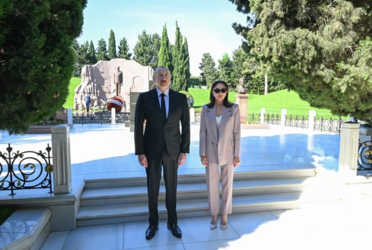 Prezident İlham Əliyev və birinci xanım Mehriban Əliyeva Fəxri xiyabanda Ulu Öndər Heydər Əliyevin məzarını ziyarət ediblər<font color=red> - FOTOLAR</font>