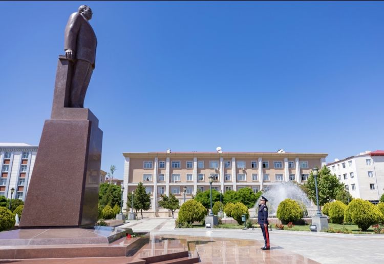 Naxçıvan MR Daxili İşlər Nazirliyinin  əməkdaşları Ulu Öndərin Naxçıvanda yerləşən abidəsini ziyarət edib <font color=red> - FOTOLAR</font>