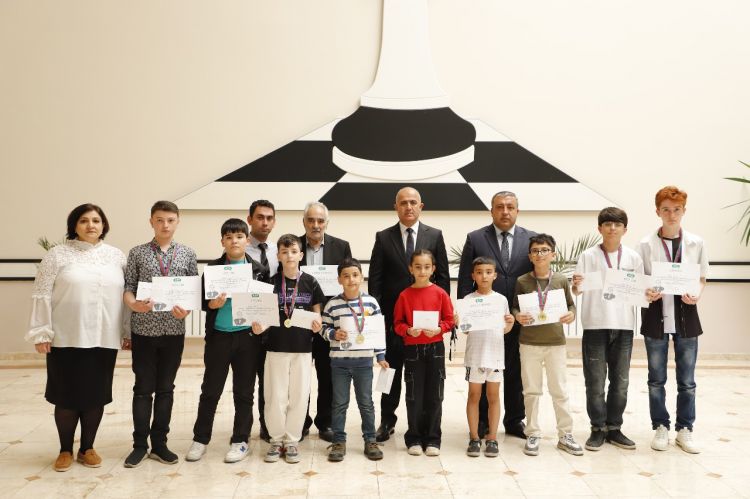Şahmat turnirinin mükafatçıları bəlli olub <font color=red> - FOTOLAR</font>