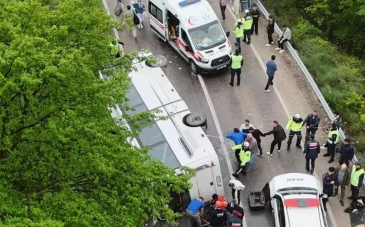 Türkiyədə ağır yol qəzası baş verib, 18 nəfər yaralanıb