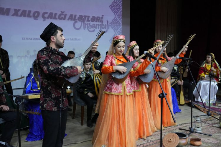 NDU-da Macarıstanın dünya şöhrətli yazıçısı və dövlət xadimi Şandor Lejakın kitablarının təqdimatı olub<font color=red> - FOTOLAR</font>