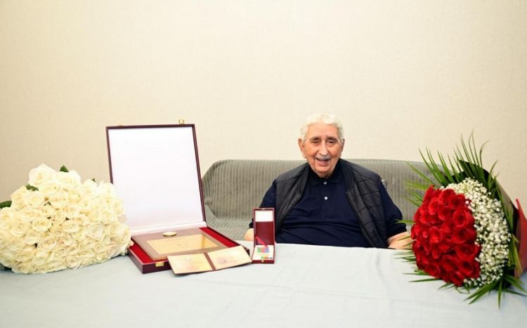 Xalq artisti Arif Babayevə Heydər Əliyev Mükafatı təqdim olunub<font color=red> - FOTOLAR</font>
