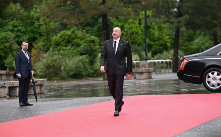 Prezident İlham Əliyevin Albaniyada “Avropa Siyasi Birliyinin” 6-cı Sammitində iştirakı barədə mətbuatın icmalı