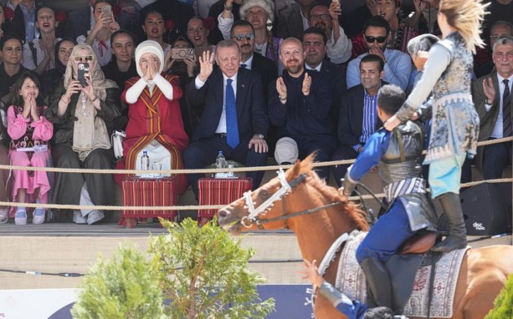 Ərdoğan Qarabağ atları ilə olan çıxışı ayaqüstdə alqışlayıb 