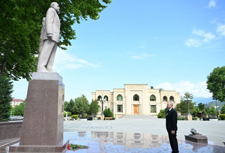 Prezident İlham Əliyev Ümummilli Lider Heydər Əliyevin İsmayıllı şəhərinin mərkəzində ucaldılmış abidəsini ziyarət edib<font color='red'> - YENİLƏNƏCƏK</font>