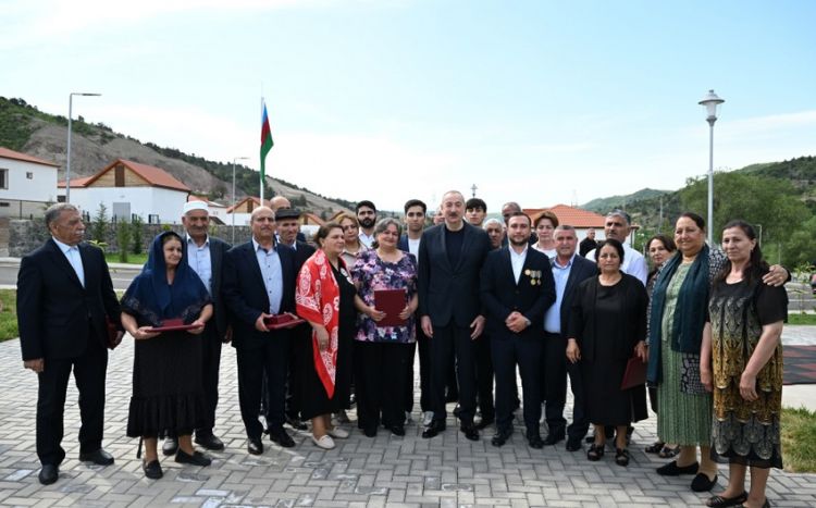 Prezident İlham Əliyev Laçının Bəylik kəndinə köçən sakinlərlə görüşüb, onlara evlərin açarlarını təqdim edib<font color='red'> - YENİLƏNİB</font><font color=red> - FOTOLAR</font>