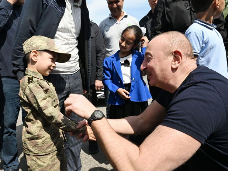 Prezident İlham Əliyev Laçın şəhərində sakinlərlə görüşüb<font color=red> - FOTOLAR</font>