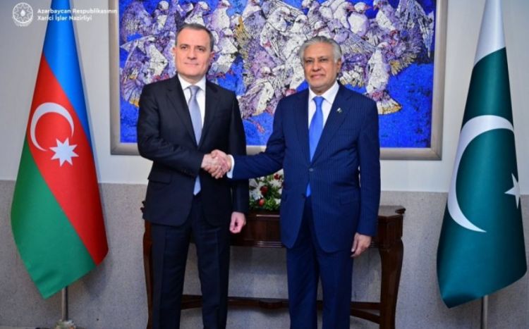 Azərbaycan və Pakistan XİN başçıları ECO Zirvəsinin təfərrüatlarını müzakirə ediblər