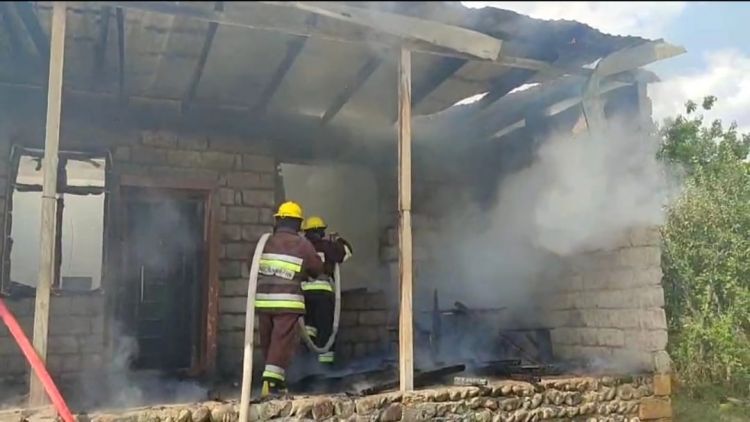 Babək rayon, Zeynəddin  kəndində fərdi yaşayış  evi yanıb<font color=red> - FOTOLAR</font>