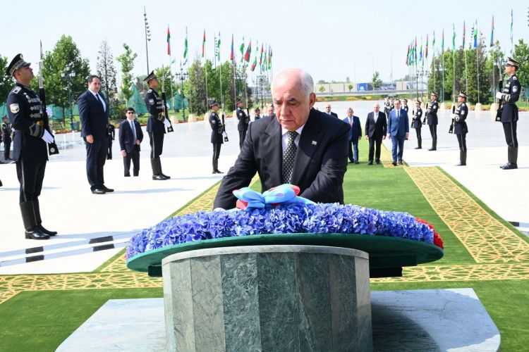 Əli Əsədov Daşkənddə Müstəqillik abidəsini ziyarət edib<font color=red> - FOTOLAR</font>