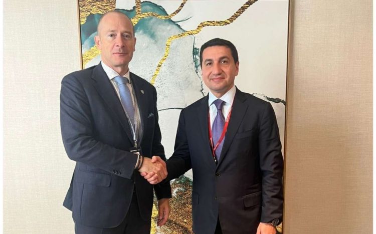 Hikmət Hacıyev Çexiya Prezident Administrasiyasının Xarici İşlər Departamentinin direktoru ilə görüşüb<font color=red> - FOTOLAR</font>