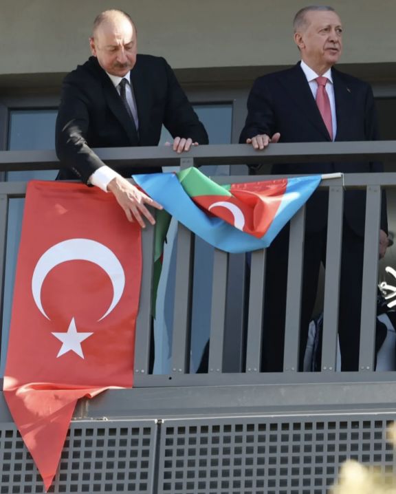 Prezidentin bayrağa hörməti qürurla qarşılanıb