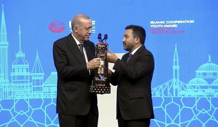 Türkiyə Prezidentinə İƏT Gənclər Forumunun ali mükafatı təqdim edilib<font color=red> - FOTOLAR</font>