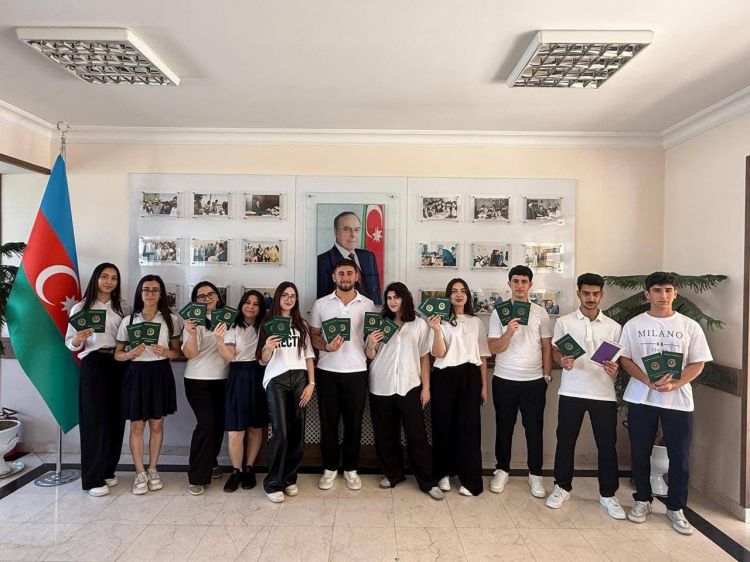 Naxçıvan Muxtar Respublikası ümumtəhsil müəssisələrində məzunlara attestatların verilməsinə başlanılıb<font color=red> - FOTOLAR</font>