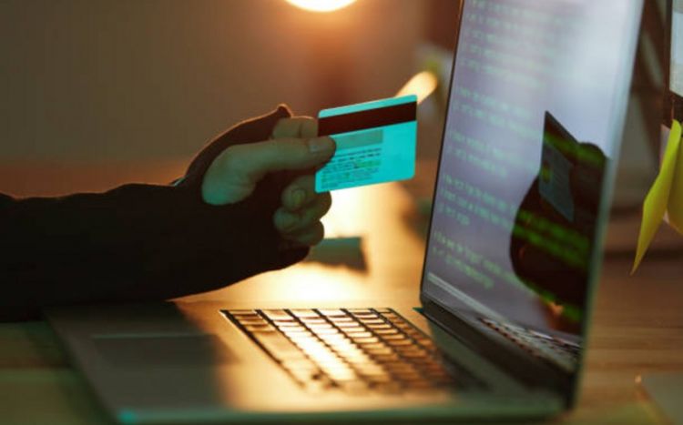 Ötən gün bank kartlarından 10 min manatdan çox pul oğurlanıb