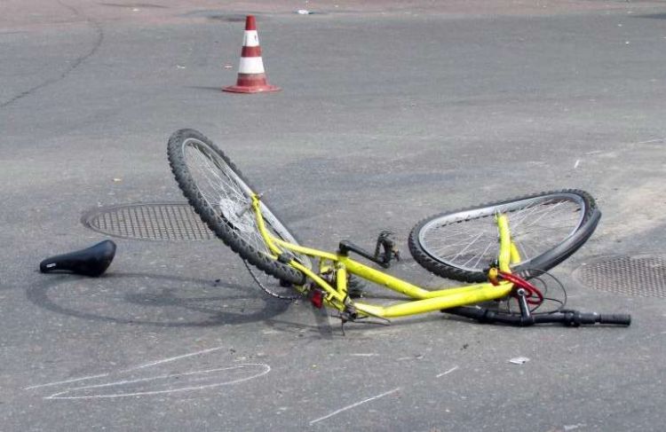Naxçıvanda avtomobil velosipedçini vurub 