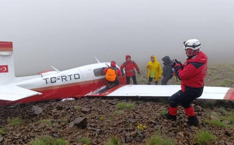 Türkiyədə qəzaya uğrayan təyyarədə pilot ölüb, sərnişin sağ qalıb