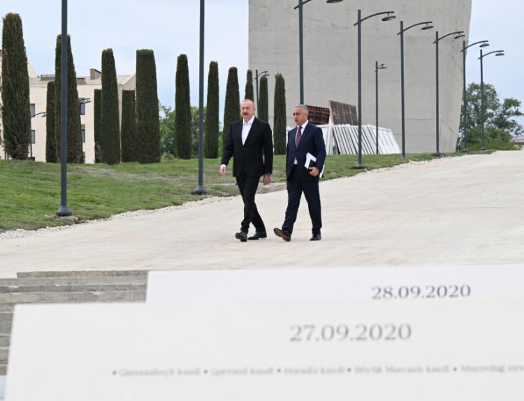 Prezident İlham Əliyev Xankəndidə Zəfər parkında görülən tikinti işləri ilə tanış olub<font color=red> - FOTOLAR</font>