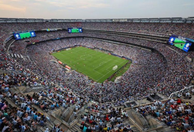 FIFA klublararası dünya çempionatında azarkeşlərə pulsuz biletlər paylayıb