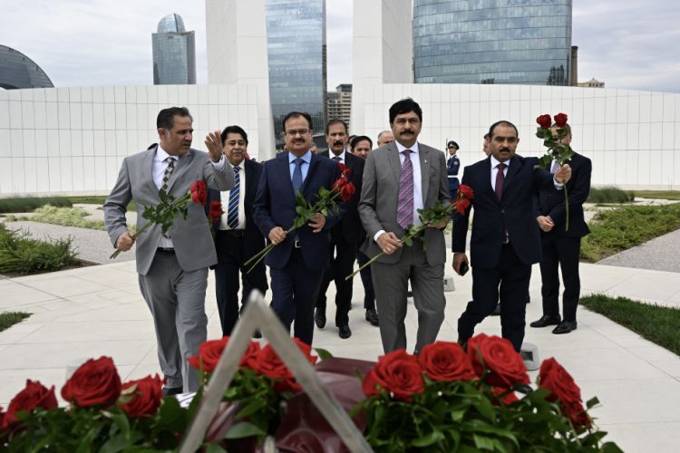 Pakistan Milli Assambleyasının sədri Bakıda Zəfər parkını ziyarət edib<font color=red> - FOTOLAR</font>