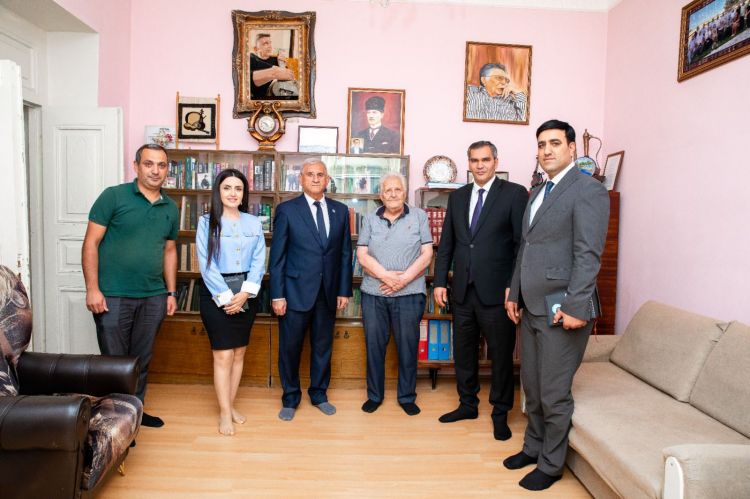 Naxçıvan MR Həmkarlar İttifaqları Şurasının sədri Qəzənfər Abdullayev görkəmli tarzən Əkrəm Məmmədlini ziyarət edib<font color=red> - FOTOLAR</font>