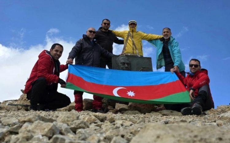 Heydər Əliyev Zirvəsinə yürüş təşkil edilib