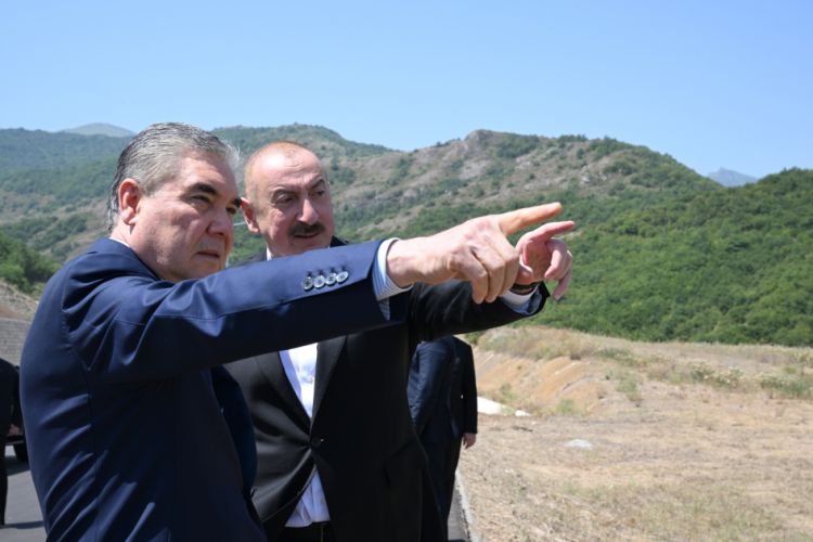Prezident İlham Əliyev və Qurbanqulu Berdiməhəmmədov Şuşa rayonunun Daşaltı kəndinin fonunda şəkil çəkdiriblər<font color=red> - FOTOLAR</font>