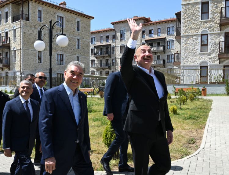 Prezident İlham Əliyev və Türkmənistan Xalq Məsləhətinin sədri Şuşada inşa edilmiş birinci yaşayış kompleksində olublar<font color=red> - FOTOLAR</font>