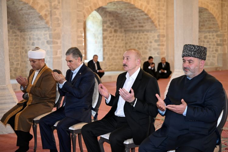 Azərbaycan Prezidenti və Türkmənistan Xalq Məsləhətinin sədri Şuşada Yuxarı Gövhər Ağa məscidini ziyarət ediblər<font color=red> - FOTOLAR</font>