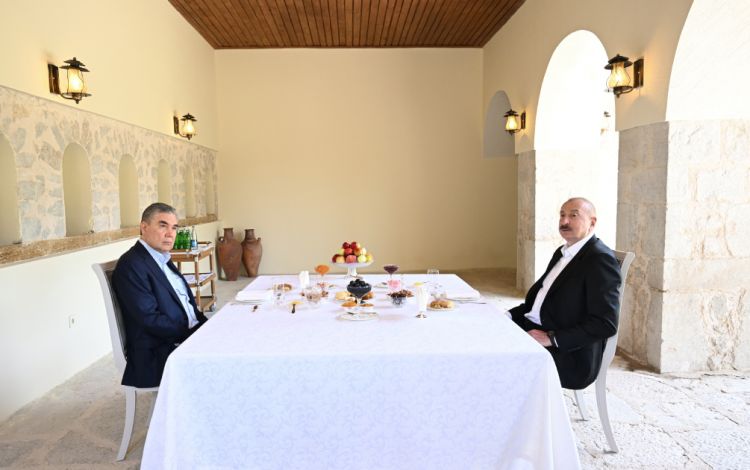Prezident İlham Əliyev və Qurbanqulu Berdiməhəmmədov Şuşada Mehmandarovların malikanə kompleksində olublar<font color=red> - FOTOLAR</font>