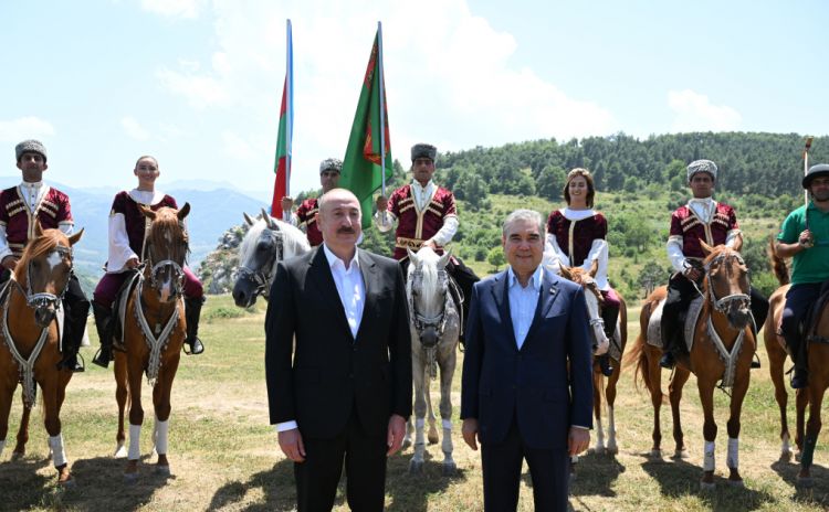 Qurbanqulu Berdiməhəmmədova Cıdır düzündə “Dostluq” adlı Qarabağ atı hədiyyə edilib<font color=red> - FOTOLAR</font>