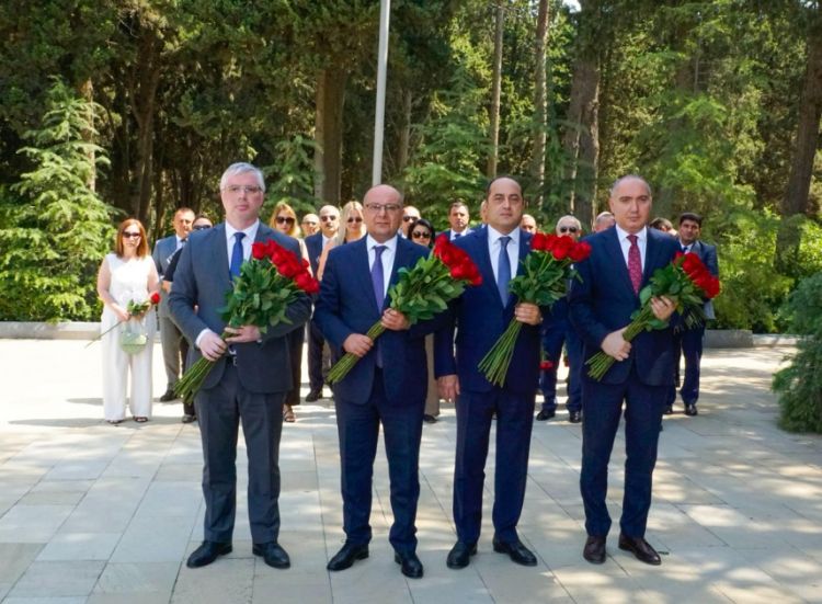 ANAMA-nın kollektivi agentliyin təsis olunmasının 27-ci ildönümü ilə əlaqədar Ulu Öndərin məzarını ziyarət edib<font color=red> - FOTOLAR</font>