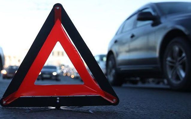 Culfa rayonunda avtomobil iki piyadanı vurub