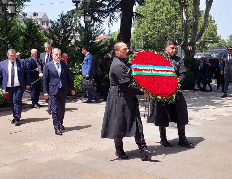 Azərbaycanın xarici işlər naziri Tbilisidə Ulu Öndər Heydər Əliyevin abidəsini ziyarət edib<font color=red> - FOTOLAR</font>