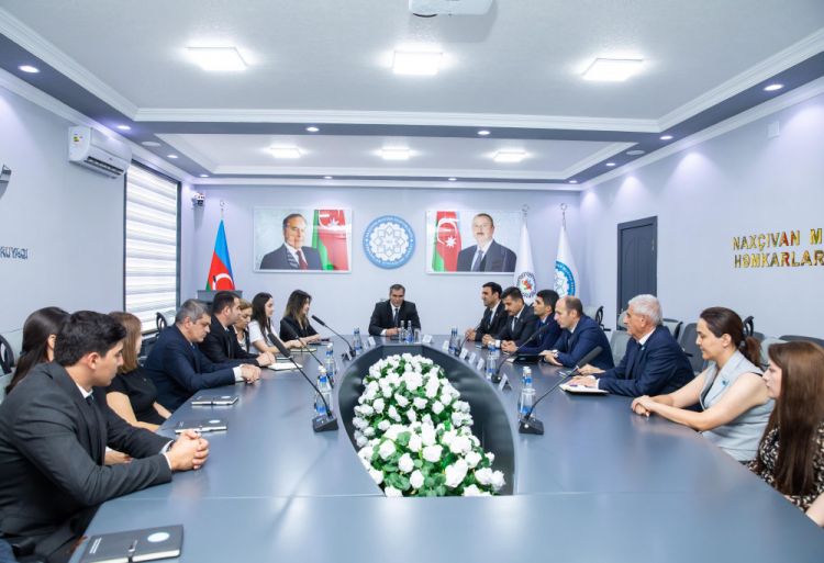 Naxçıvan MR Həmkarlar İttifaqları Şurası əməkdaşına vəsiqə və nişan təqdim olunub 