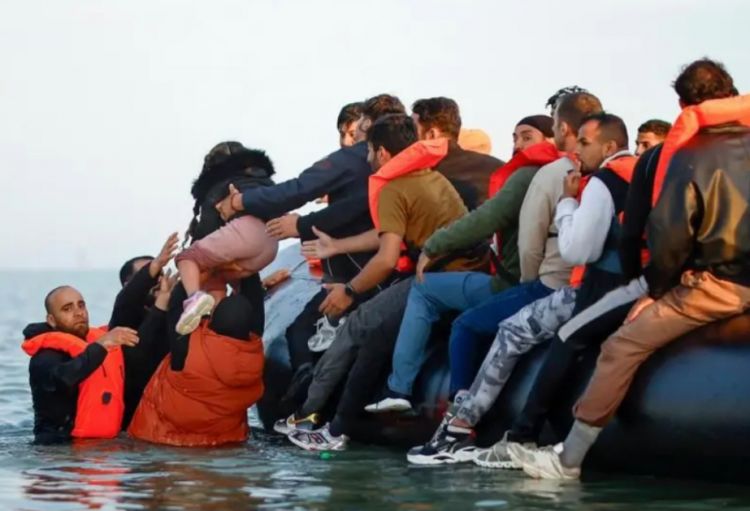 Britaniya qanunsuz miqrasiya ilə mübarizəyə əlavə 100 milyon funt ayıracaq