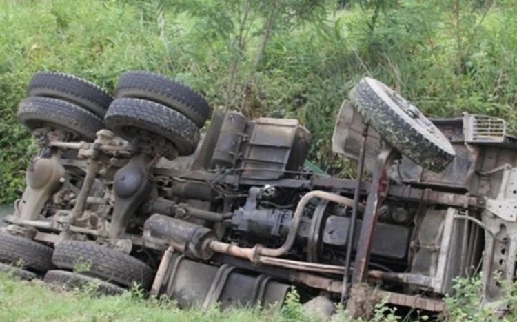 Kəlbəcərdə yük avtomobili dərəyə aşıb, ölən var<font color='red'> - YENİLƏNİB</font>