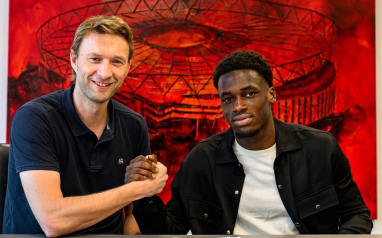"Bayer 04" Niderland klubunun futbolçusunu transfer edib
