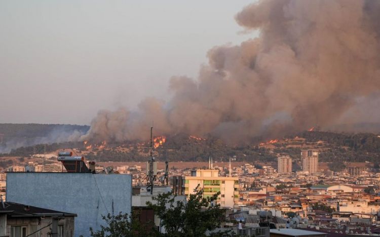Türkiyədə avtobusda başlayan yanğın meşəlik əraziyə yayılıb