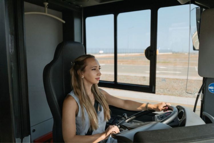 Avtobus idarə edəcək qadın sürücülər hazırlanır