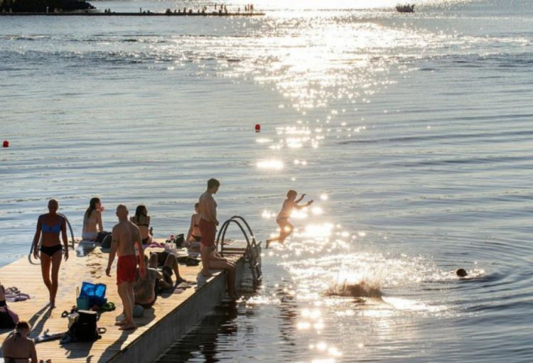 Skandinaviyanın şimalında isti hava höküm sürüb