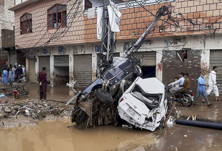 Pakistanda sel və güclü daşqınlar nəticəsində azı 300 nəfər ölüb