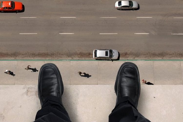 Naxçıvan şəhər sakini özünü 4-cü mərtəbədən atıb