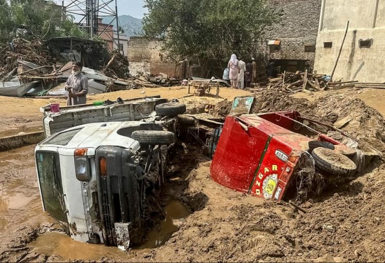 Pakistanın şimalında baş verən daşqınlar nəticəsində ölənlərin sayı 350-ni ötüb