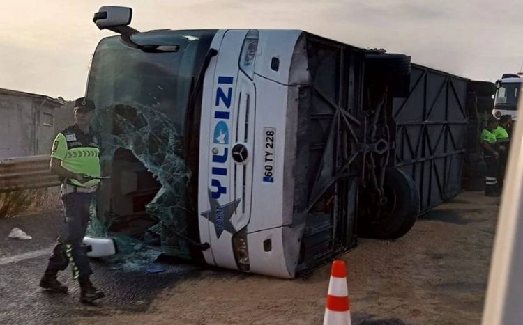 İstanbulda avtobus aşıb, üç nəfər ölüb, 20 nəfər xəsarət alıb
