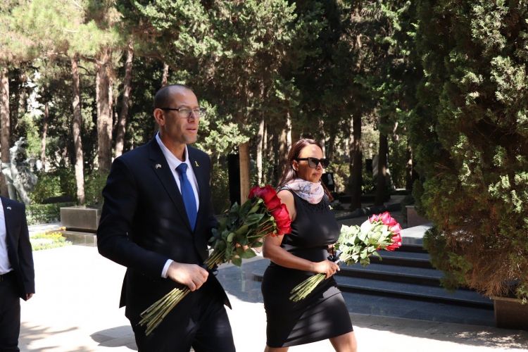 İsrail səfiri Fəxri və Şəhidlər xiyabanlarını ziyarət edib<font color=red> - FOTOLAR</font>
