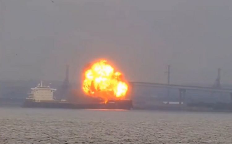 ABŞ-də limanda yük gəmisi partlayıb