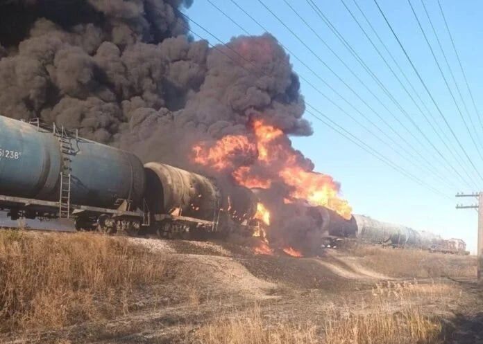 Ukrayna qüvvələri Rusiyanın yanacaq qatarını məhv edib<font color=red> - FOTOLAR</font>