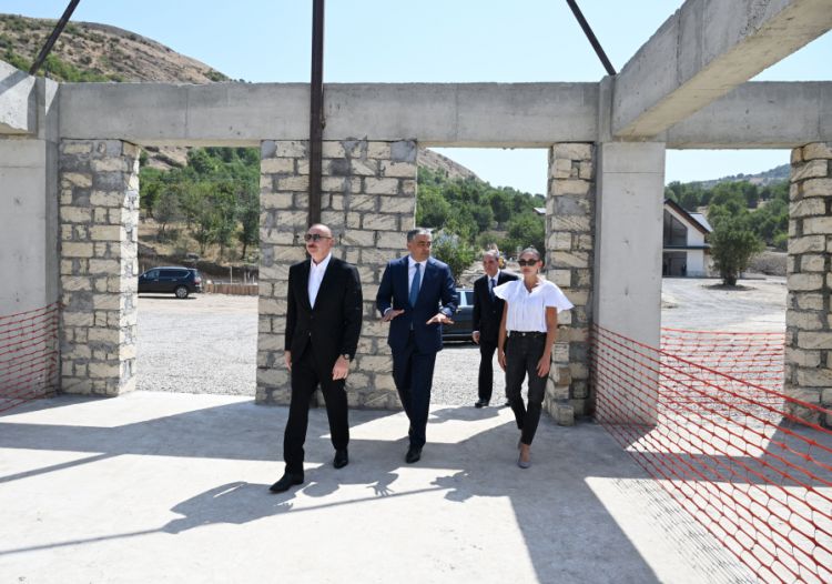 Prezident İlham Əliyev və birinci xanım Mehriban Əliyeva “Hacıkənd” İstirahət Kompleksinin tikintisi ilə tanış olubla<font color='red'> - YENİLƏNİB</font><font color=red> - FOTOLAR</font>