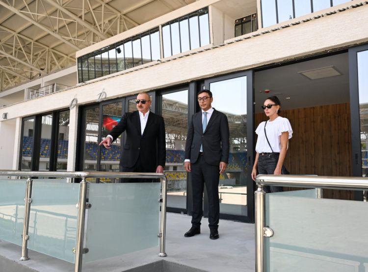 Prezident İlham Əliyev və birinci xanım Mehriban Əliyeva Gəncə şəhər stadionunda tikinti işlərinin gedişi ilə tanış olublar<font color=red> - FOTOLAR</font>